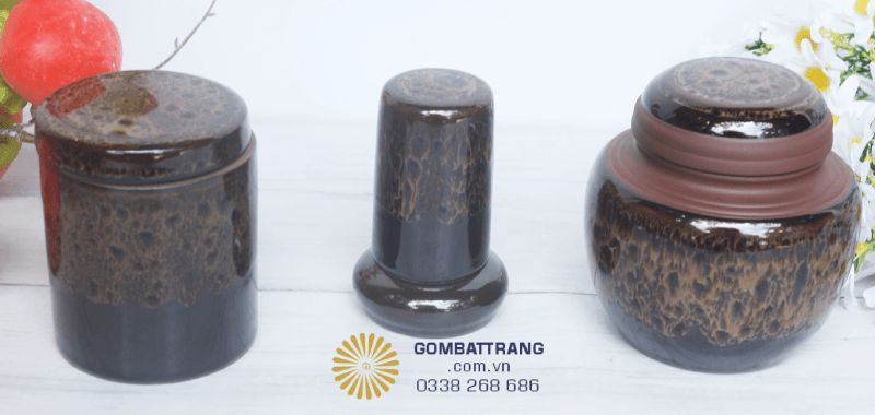 Sau khi tráng ấm chén, nước pha giữ ấm tốt trong 8–10 phút, phù hợp 2–3 lượt rót đầu. Khi muốn hương nhẹ hơn, mở hé nắp 1/4 vòng để hơi thơm thoát đều mà không làm nguội đột ngột