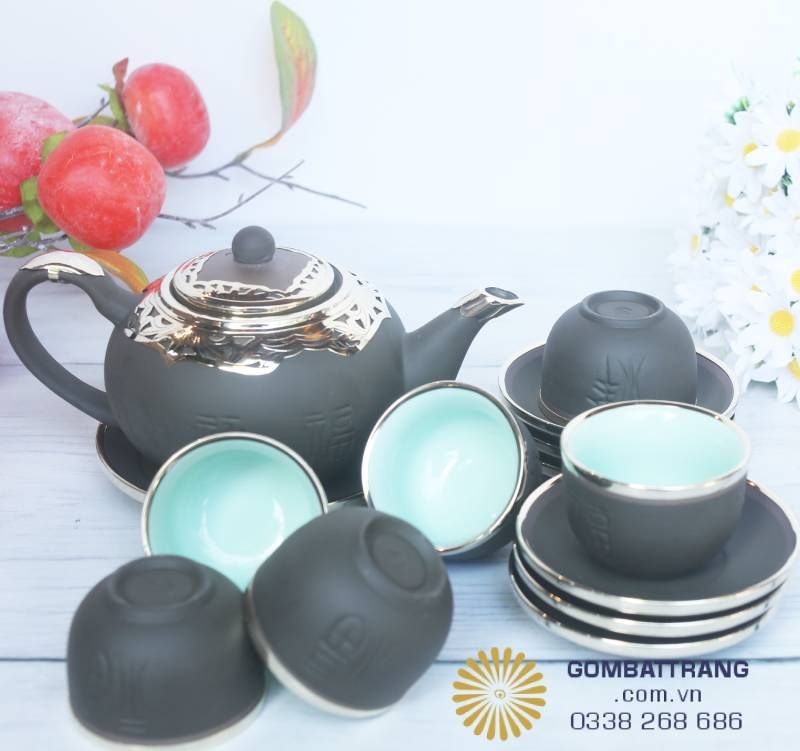 Thiết kế lòng chén men xanh ngọc tạo điểm nhấn thanh thoát, tôn lên sắc vàng óng của trà, khiến trải nghiệm thưởng trà thêm phần cuốn hút.
