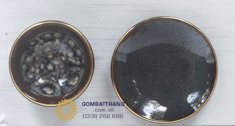Lòng chén hiện hoạ tiết như bông hoa nở, viền vàng mảnh tôn sắc trà; mép chén mỏng êm môi, dung tích vừa một ngụm tròn vị