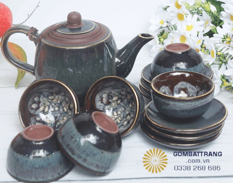 Dung tích ấm phù hợp buổi trà 4–6 người; nên tráng ấm chén bằng nước nóng trước khi pha để làm ấm xương gốm và “đánh thức” hương. Phù hợp dùng hằng ngày lẫn tiếp khách, cũng là quà tặng trang nhã cho tân gia–lễ Tết; giữ nhiệt tốt, dễ vệ sinh và bền màu theo năm tháng