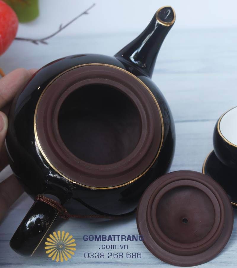 Tránh thìa kim loại chạm mép chén, ưu tiên muỗng gỗ hoặc sứ khi khuấy. Khi rửa, dùng bọt biển mềm và lau khô ngay, cất kèm gói hút ẩm để vàng luôn sáng