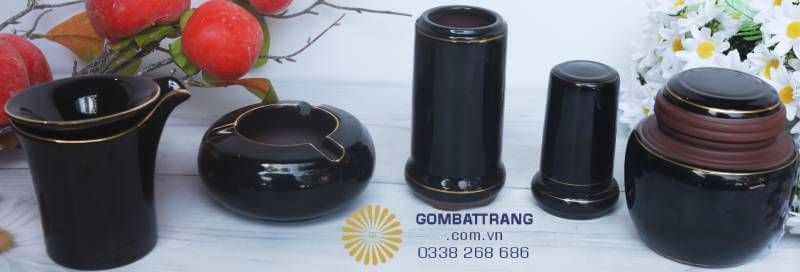 Trải khăn trà mỏng hoặc dán chấm silicone trong suốt dưới đĩa lót để chống xê dịch trên mặt bàn kính/đá. Khay tròn đường kính 32–36 cm giúp ấm ở trung tâm, sáu chén “ôm vòng” gọn mắt. “Trà vào nếp, lòng vào yên.”