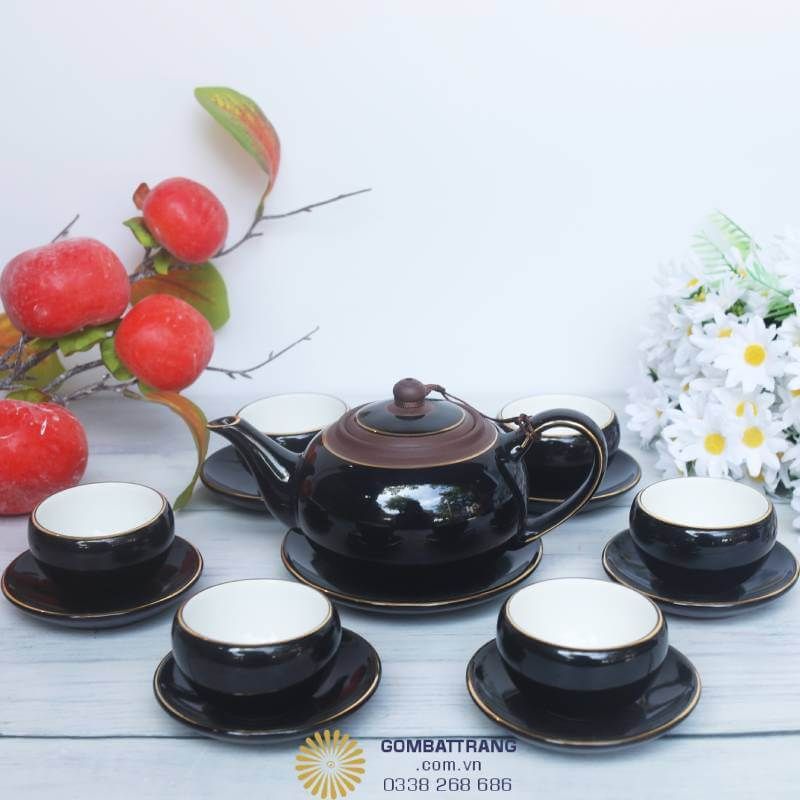 Bề mặt men đen bóng phản chiếu như gương, lên hình rất “sạch” nhưng dễ lóa nếu ánh mạnh. Đặt bộ trà trên tấm lót lì (matte) hoặc cạnh rèm khuếch tán sáng để màu nước trong lòng chén trắng hiện rõ. “Sáng dịu thì men hiền, trà lên màu như sớm mai.”