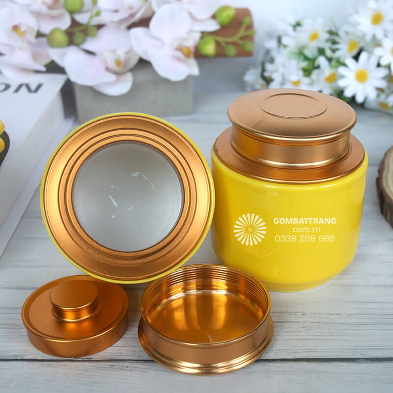 Hình ảnh con thuyền buồm lớn được khắc họa tỉ mỉ bằng mực vàng kim lấp lánh