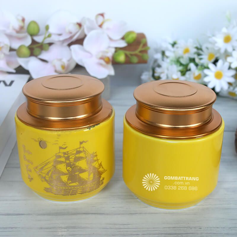 Hũ đựng chè tạo thành điểm nhấn bắt mắt, làm sáng bừng không gian bàn trà
