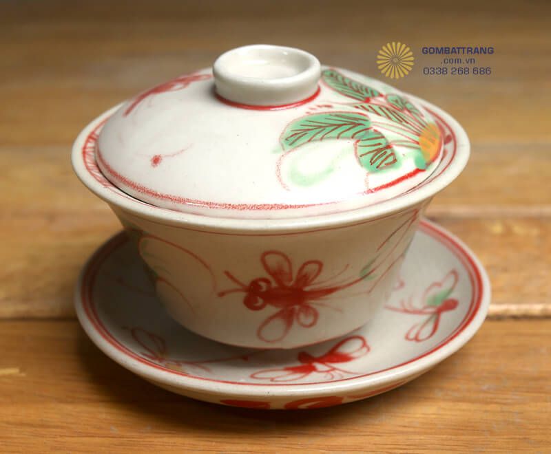 Mỗi phụ kiện đều hoà hợp về màu sắc và hoạ tiết, tạo nên bộ bát đĩa cổ hoàn chỉnh và đồng bộ