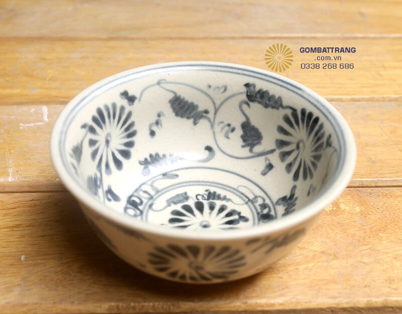Toàn bộ bát đĩa cổ được phủ lớp men trắng ngà ấm áp với những vết rạn men tự nhiên tạo thành từ quá trình nung ở nhiệt độ cao
