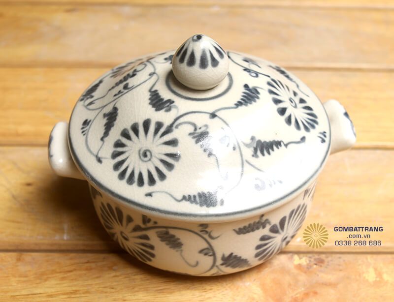 Hoa văn trên bộ bát đĩa tạo nên vẻ đẹp thẩm mỹ mà còn mang giá trị văn hóa sâu sắc của nền gốm sứ Bát Tràng