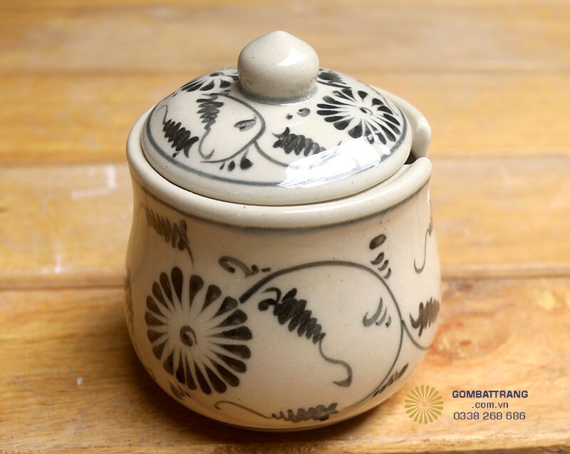 Họa tiết hoa cúc và lá cây được bố trí khéo léo trên toàn bộ diện tích của các bát, đĩa, bình và các phụ kiện khác