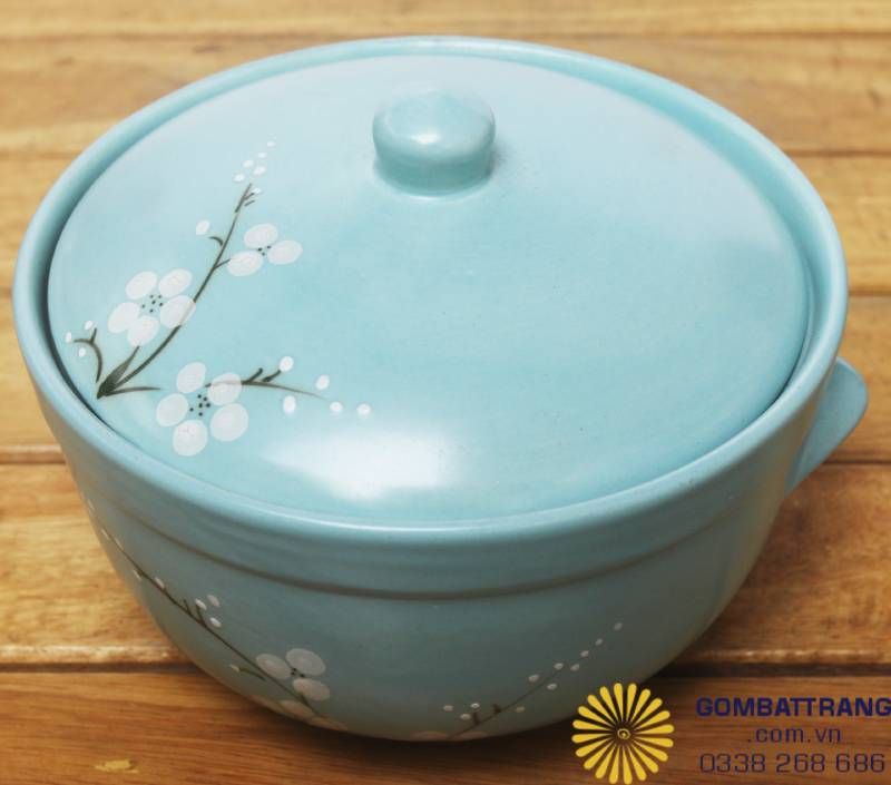 Âu gốm Bát Tràng giả cổ men xanh ngọc, có nắp đậy kín, hoa mai vẽ tay tinh xảo, vừa giữ nhiệt tốt vừa làm điểm nhấn sang trọng cho mâm cơm và mâm cúng