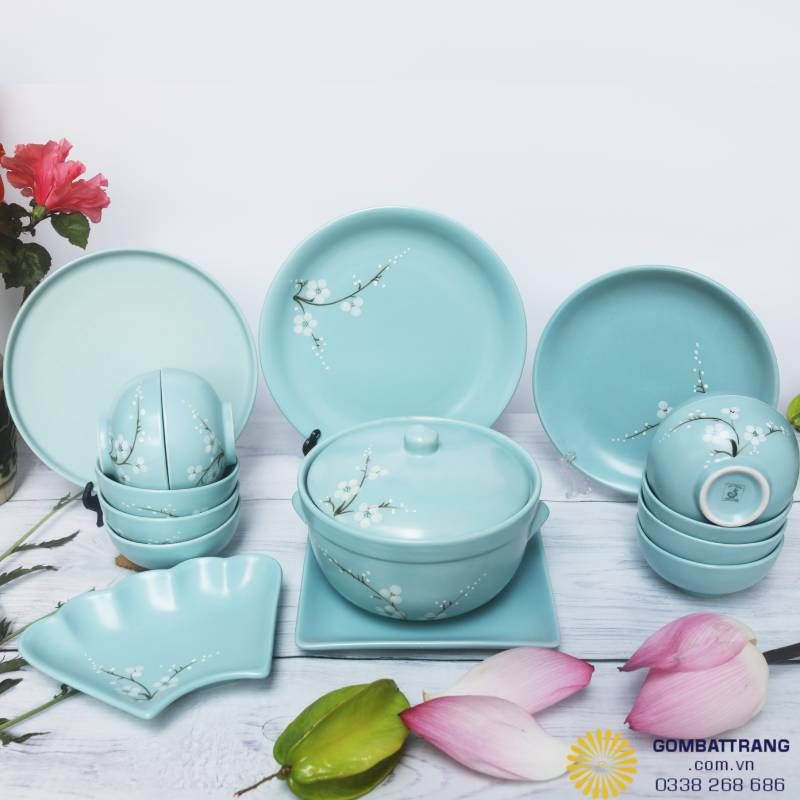 Bộ bát đĩa Bát Tràng giả cổ đầy đủ – Sự kết hợp hài hòa giữa bát, đĩa, tô và nồi gốm, mang đến một mâm cơm sum vầy và ấm cúng.