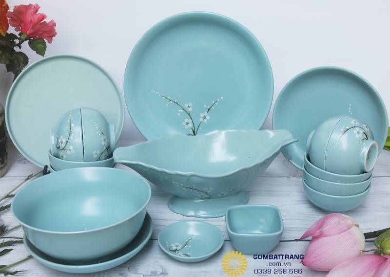 Set bát đĩa men xanh hoa mai – Tạo điểm nhấn tinh tế, vừa hiện đại vừa truyền thống, phù hợp cho cả bàn ăn và mâm cúng.