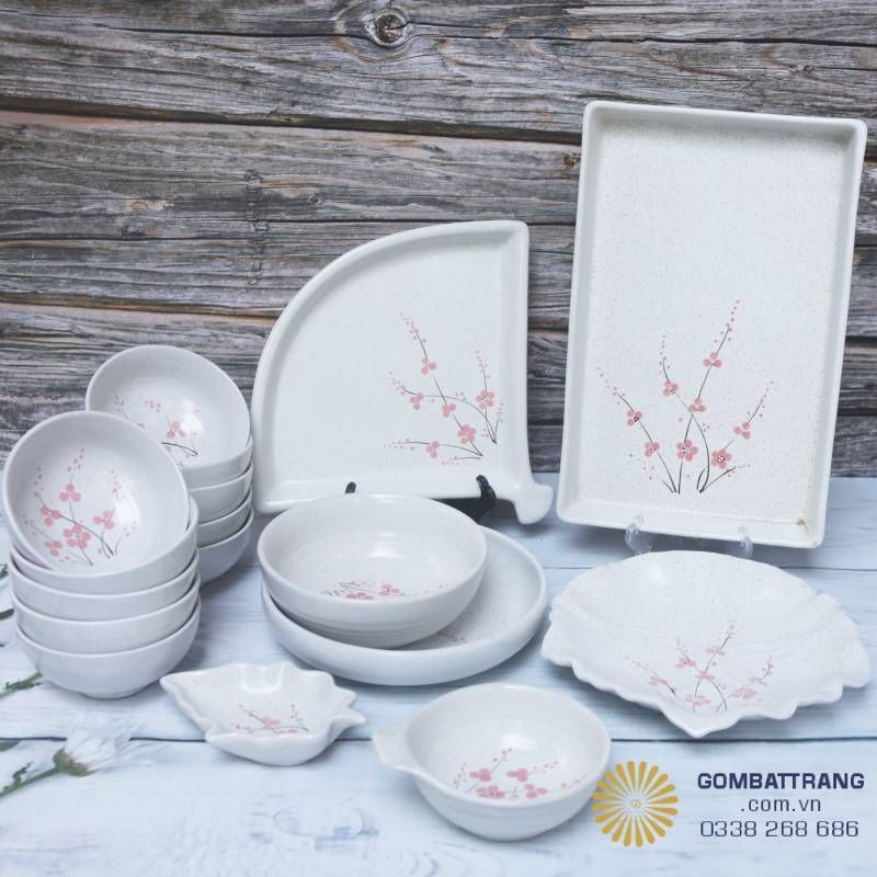 Set bát đĩa đủ món Bát Tràng cao cấp – bao gồm bát cơm, bát tô, đĩa tròn, đĩa chữ nhật, đĩa góc, thố và phụ kiện đi kèm, đáp ứng trọn vẹn nhu cầu sử dụng hằng ngày và khi tiếp khách.