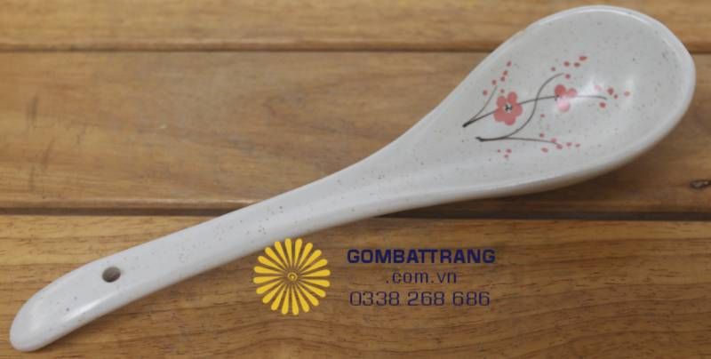 Muỗng sứ Bát Tràng men trắng hoa đào, thiết kế chắc tay, hoa văn tinh tế, tiện dụng cho bữa ăn gia đình thêm sang trọng
