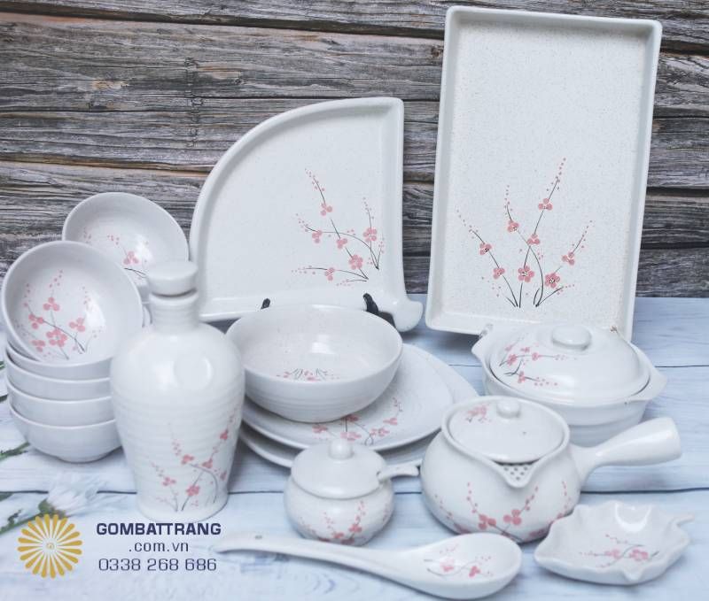 Bộ bát đĩa Bát Tràng hoa đào men trắng – thiết kế đồng bộ, sang trọng và tinh tế, giúp bàn ăn gia đình thêm phần ấm cúng và chỉn chu.