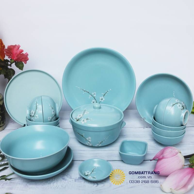 Ảnh 1 – Bộ sản phẩm tổng thể Bộ bát đĩa Bát Tràng men xanh ngọc hoa mai, thiết kế đồng bộ đầy đủ, mang đến sự sang trọng cho cả bàn ăn và mâm cúng.