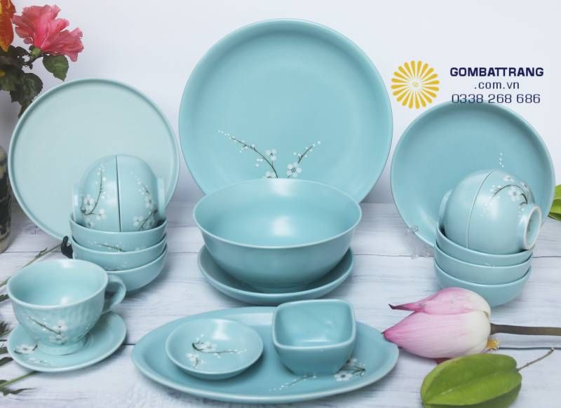 Ảnh 3 – Bát tô lớn cùng chén vuông nhỏ  Sự kết hợp hài hòa giữa bát tô dung tích lớn và chén nhỏ vuông vắn không chỉ tiện dụng trong sinh hoạt mà còn làm nổi bật tính ứng dụng cao của bộ sản phẩm.