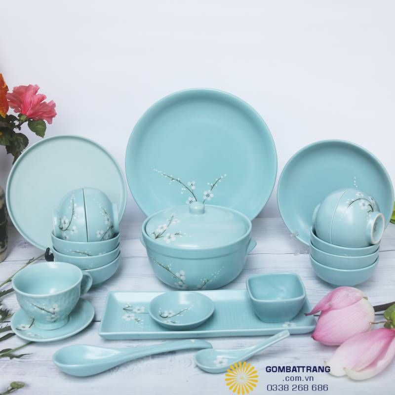  Một bộ bát đĩa Bát Tràng men xanh ngọc được bày trọn vẹn với nhiều chi tiết, từ bát cơm, bát tô đến chén chấm, tất cả tạo nên sự đồng bộ và đẳng cấp cho bàn ăn gia đình.