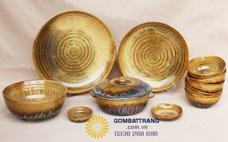 Cận cảnh lớp men bóng gương trên đĩa tam giác bo góc, sự lựa chọn thay thế bát đĩa cao cấp nhập khẩu hoàn hảo.