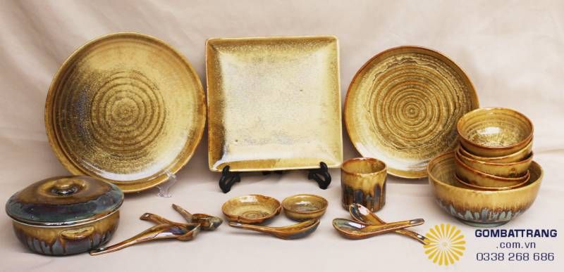 Set bàn ăn 6 người đầy đủ món với màu vàng hổ phách quyền quý, khẳng định đẳng cấp gốm sứ Việt.