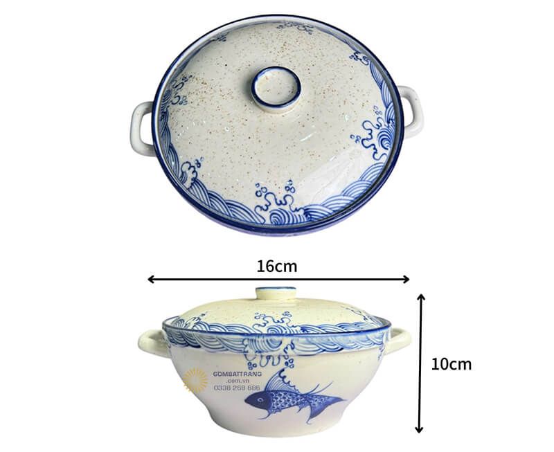 Âu cơm dung tích vừa phải, có nắp giữ nhiệt, trang trí họa tiết cá tiêu bao quanh, tạo điểm nhấn cho trang trí bàn ăn nhà hàng