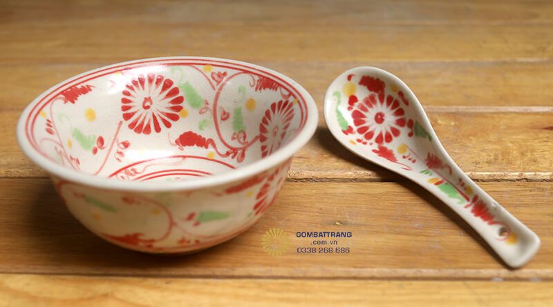 Bộ bát nhỏ trong bát đĩa cổ men rạn có kích thước vừa vặn để đựng nước chấm, dưa muối hoặc các loại gia vị