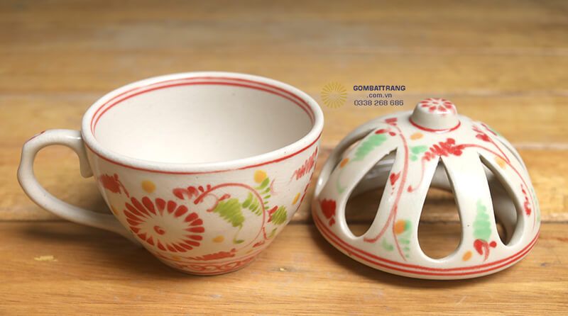 Chiếc cốc có nắp với kiểu dáng độc đáo và hiếm thấy trong các bộ bát đĩa cổ truyền thống
