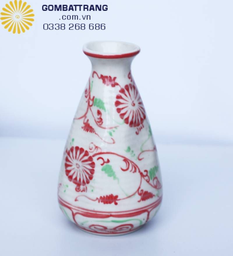 Dáng bình cổ nhỏ, bụng phình mang ý nghĩa phong thủy là thu hút tài lộc và giữ gìn vượng khí cho gia chủ. Nét vẽ hoa cúc dây uốn lượn mềm mại dọc theo thân bình.