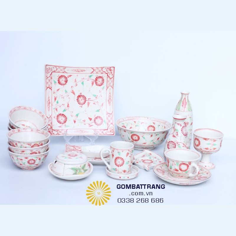 Sự kết hợp hoàn hảo giữa gốm sứ truyền thống và phông nền gỗ sáng, làm nổi bật sắc đỏ son của họa tiết hoa dây. Ảnh gợi ý cách bày trí không gian bàn ăn ấm cúng, sang trọng cho gia đình hoặc nhà hàng.