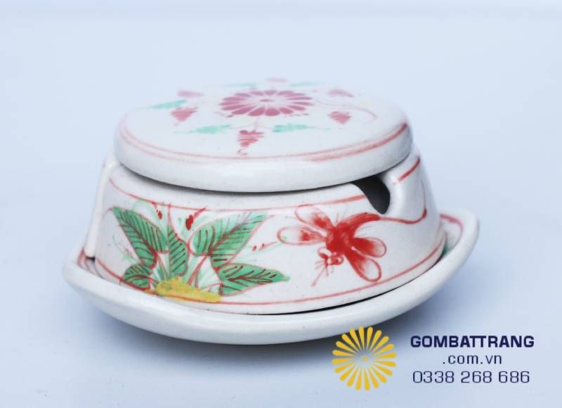 Thiết kế nắp đậy vừa vặn, hũ giúp giữ trọn vẹn hương vị và nhiệt độ cho các món súp hoặc món hầm. Phần núm nắp được tạo hình nhỏ nhắn, dễ cầm nắm.