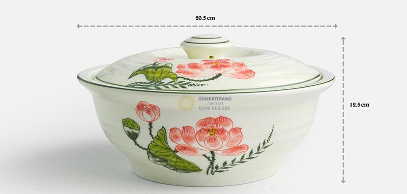 Bát đĩa gốm Bát Tràng với họa tiết hoa sen đỏ tinh xảo mang đến vẻ đẹp thanh nhã, sang trọng cho không gian bàn ăn