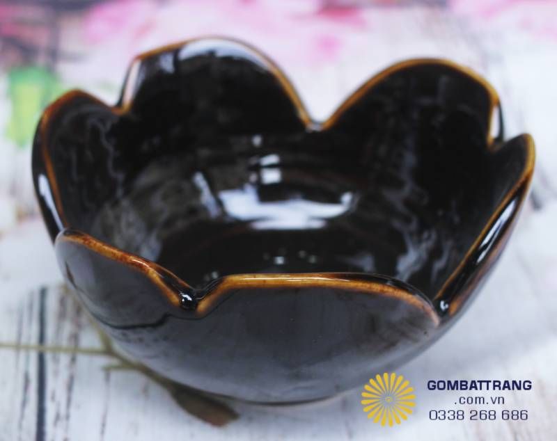 Một sự cách điệu đầy nghệ thuật với hình dáng bông hoa đang nở rộ. Chiếc bát này không chỉ là vật dụng chứa đựng mà còn là điểm nhấn trang trí, phù hợp cho các món tráng miệng cầu kỳ hoặc các món soup mang tính biểu tượng của nhà hàng.