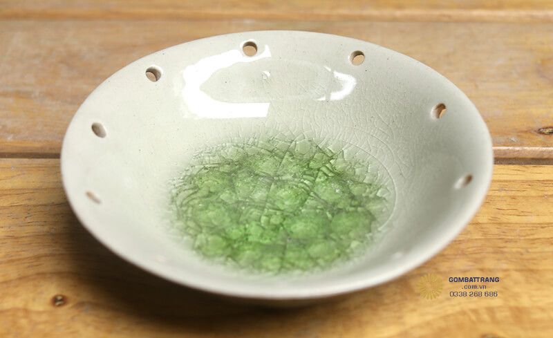 Hoa văn lá liễu khắc nổi tinh xảo trên thân sản phẩm mang ý nghĩa phong thủy đặc biệt