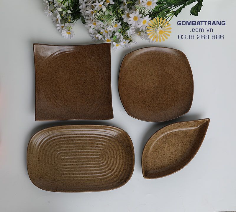 Bát đĩa nhà hàng cao cấp gốm Bát Tràng được làm từ nguyên liệu đất Hồng sa tinh luyện chứa nhiều khoáng chất có lợi cho sức khỏe