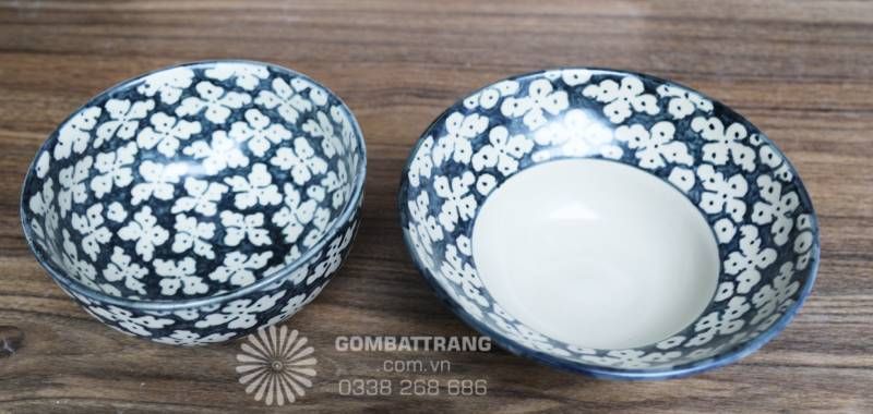 Bát tô lớn lòng sâu, men bóng mịn, họa tiết được tiết chế ở đáy giúp món lẩu và món nước trông gọn gàng, sạch mắt hơn.