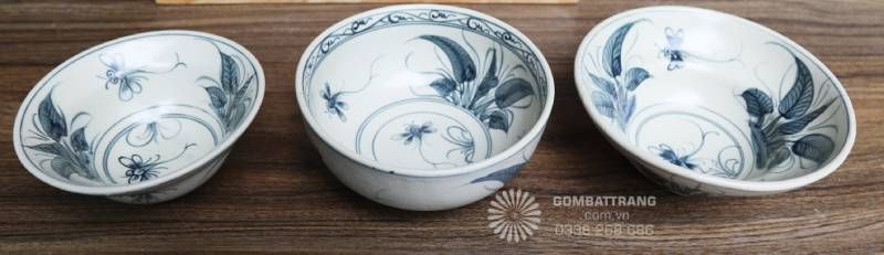 Lòng bát sâu, họa tiết được vẽ cả mặt trong và mặt ngoài, tạo sự đồng bộ khi bày biện.