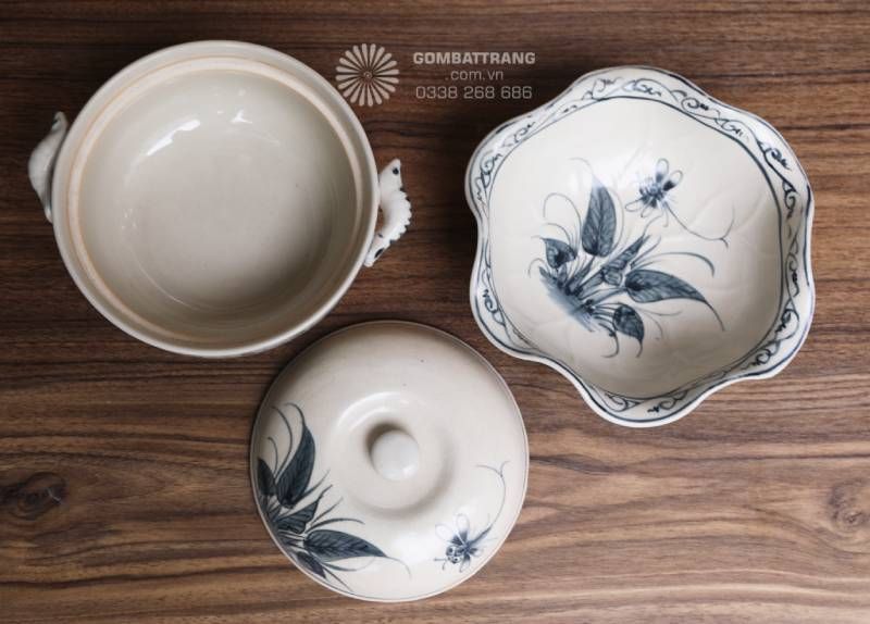 Thố đựng cơm/canh: Có nắp đậy khít với núm cầm tròn, hai bên có tai cầm giúp dễ dàng di chuyển khi thức ăn còn nóng.