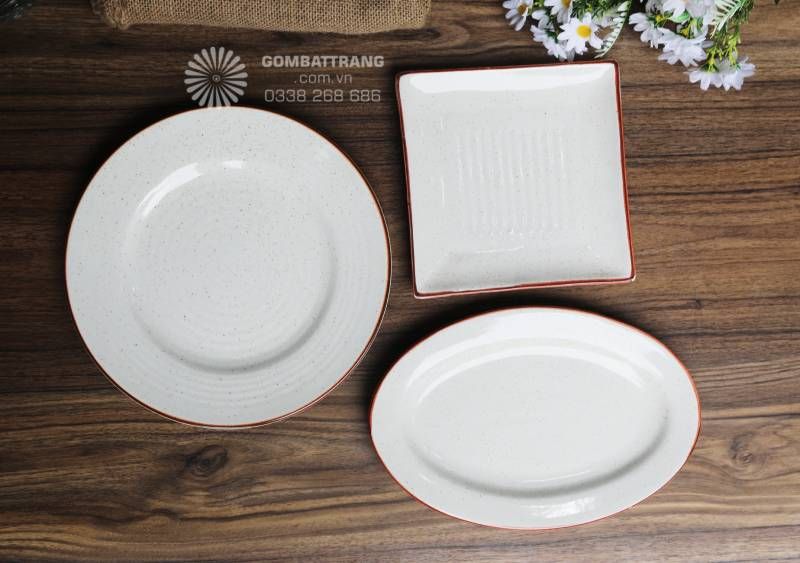 Thiết kế tối giản kết hợp đường viền thủ công tinh tế, phù hợp với nhiều phong cách bàn ăn từ gia đình hiện đại đến nhà hàng cao cấp.