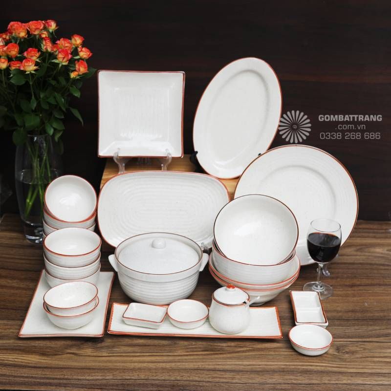 Bộ bát đĩa trang trí được sản xuất từ gốm sứ Bát Tràng cao cấp, xương gốm dày, chắc tay, đảm bảo độ bền khi sử dụng lâu dài.