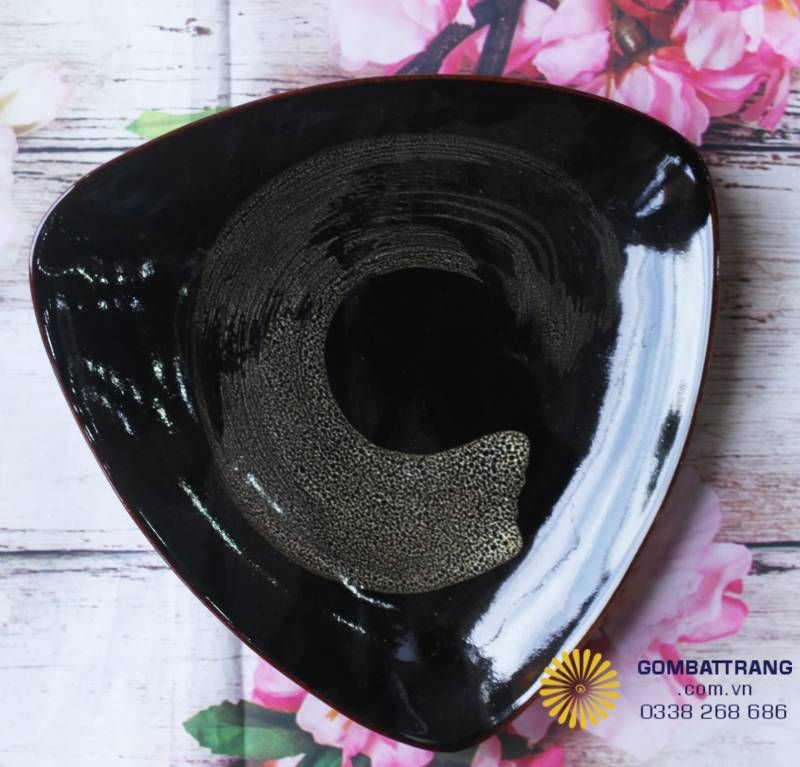 Các góc được bo tròn tinh tế không chỉ tạo nét hiện đại mà còn loại bỏ các "điểm yếu" dễ nứt vỡ của gốm sứ truyền thống. Kiểu dáng này cho phép xếp chồng gọn gàng trong tủ kệ, tiết kiệm diện tích lưu trữ cho không gian bếp nhà hàng.