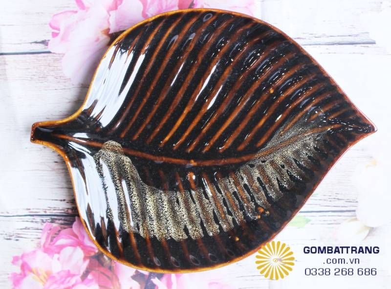 Các đường gân nổi vừa mang tính trang trí, vừa đóng vai trò như các khung xương gia cường, giúp đĩa cứng cáp hơn. Lớp men nâu vàng hỏa biến bền màu vĩnh cửu, không bị phai nhạt hay bong tróc dưới tác động của hóa chất tẩy rửa công nghiệp.