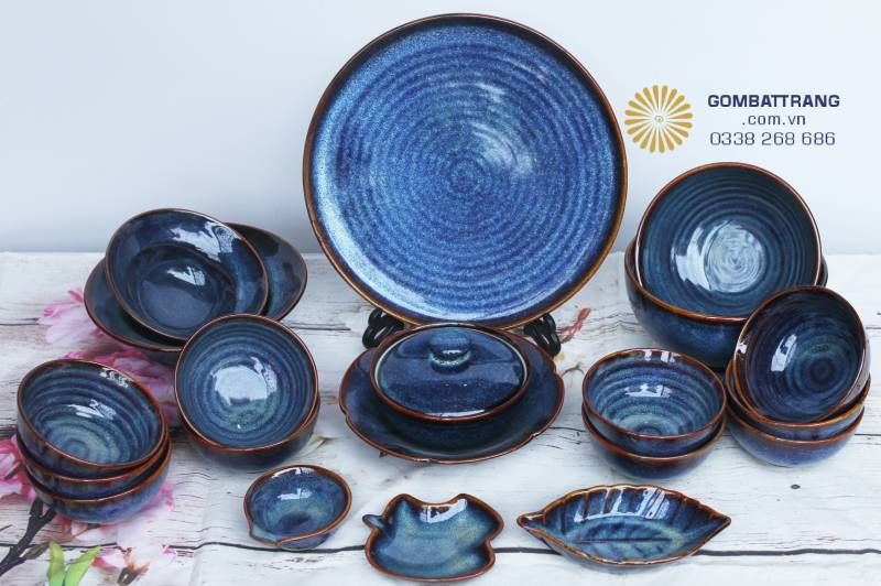 Bát đĩa gốm sứ Bát Tràng kích thước đa dạng, phù hợp dùng cơm hằng ngày và tiệc gia đình.