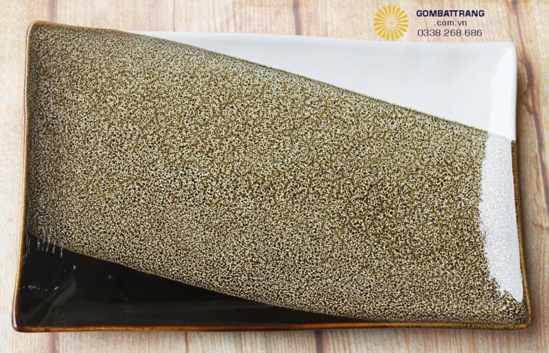Đĩa hình chữ nhật bản lớn, không gian trưng bày món ăn rộng rãi với những dải màu men chuyển đổi ảo diệu.