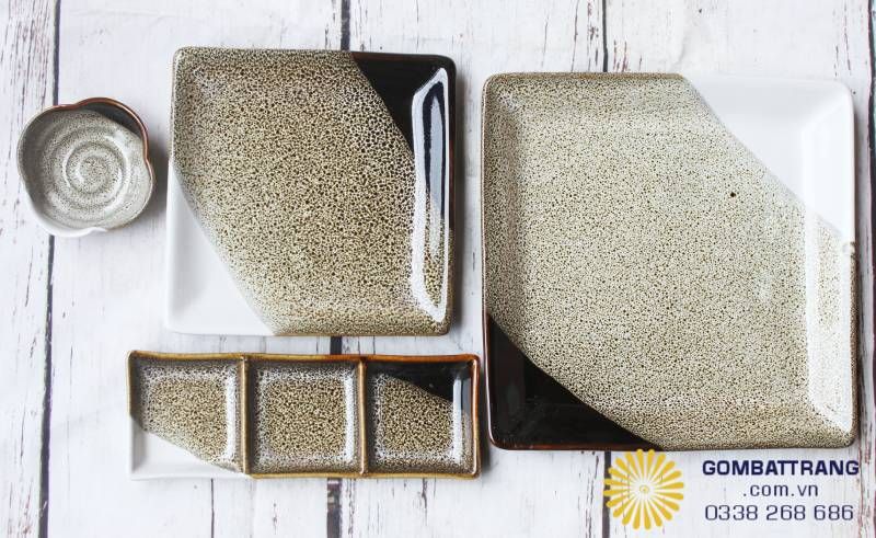 Set đĩa vuông hiện đại đi kèm khay gia vị 3 ngăn, đồng nhất về màu sắc và kiểu dáng cho bàn ăn chuyên nghiệp.