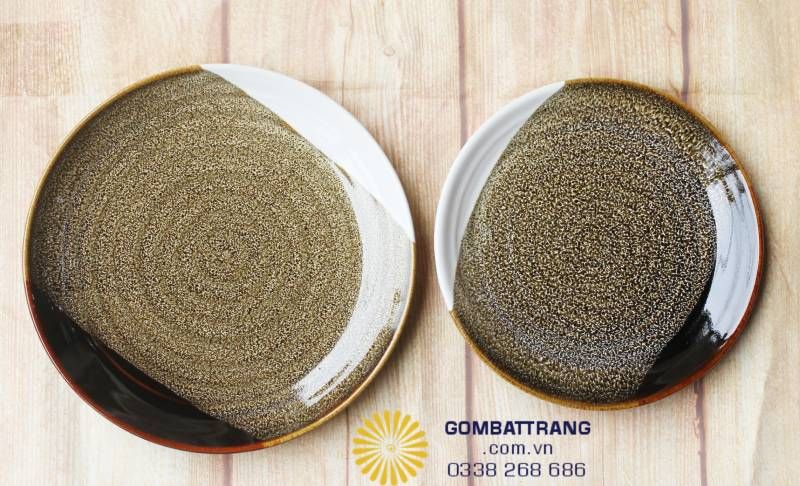 Bộ đôi đĩa tròn tối giản, sang trọng với các đường vân men hỏa biến lan tỏa tự nhiên như một tác phẩm nghệ thuật.