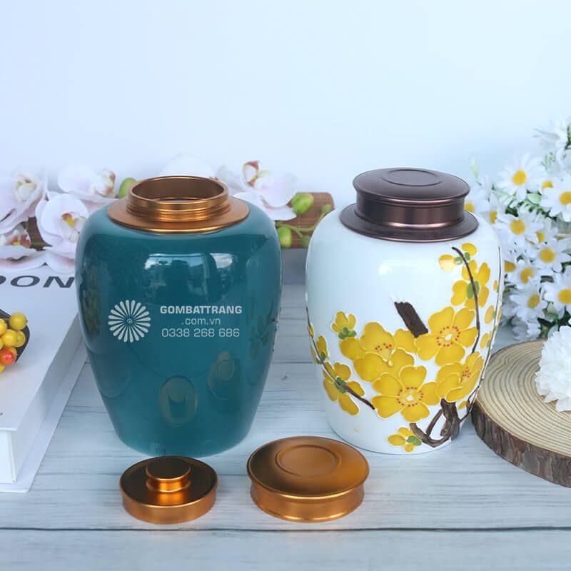 Lọ đựng chè đẹp màu trắng ngà tinh khiết tạo không gian để họa tiết hoa mai vàng nổi bật rõ nét
