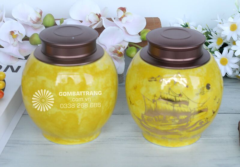 Chất liệu gốm sứ Bát Tràng là vật liệu lý tưởng để chế tác bình đựng trà khô nhờ khả năng điều hòa độ ẩm tự nhiên