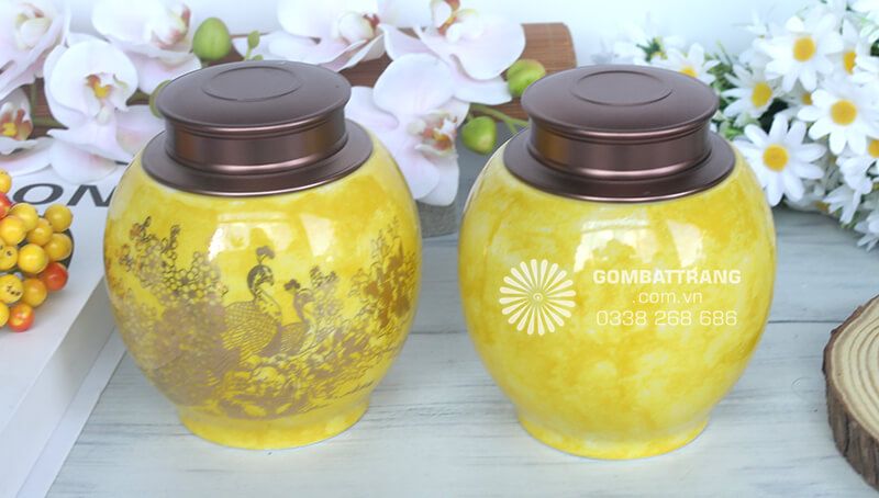 Điểm nhấn thu hút ánh nhìn chính là tông màu vàng rực rỡ bao phủ toàn bộ thân bình đựng trà khô
