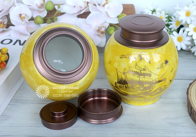 Chiếc lọ đựng chè đẹp còn được tô điểm bởi hình ảnh "Mã Đáo Thành Công" hùng dũng, mạnh mẽ