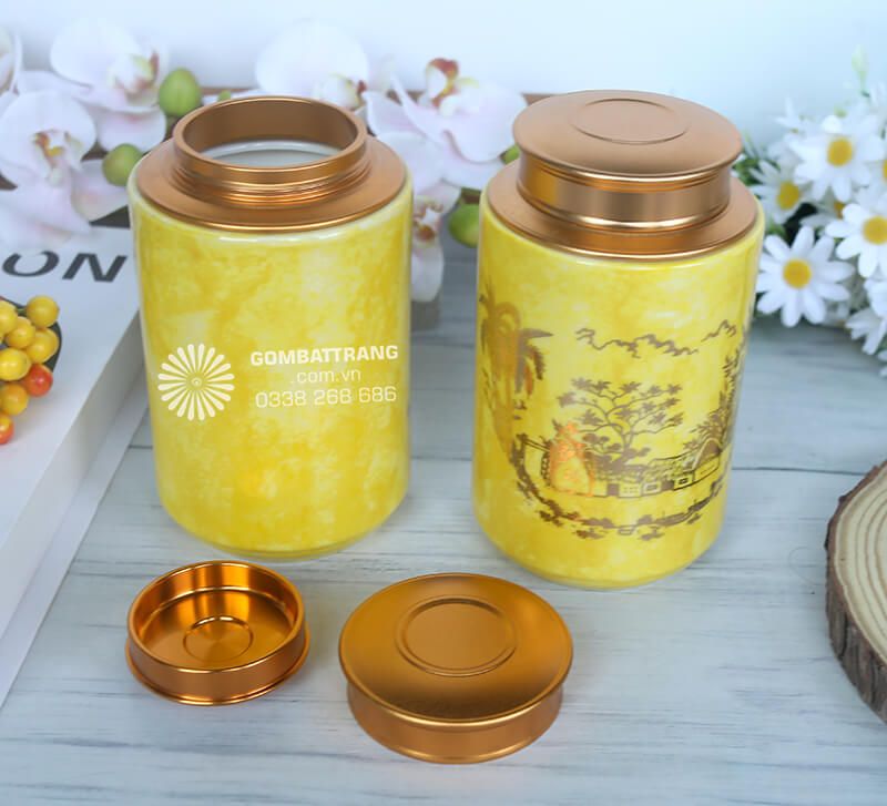 Chất liệu gốm sứ dày dặn giúp cách nhiệt tốt, bảo vệ trà khỏi tác động của ánh sáng mặt trời và độ ẩm không khí